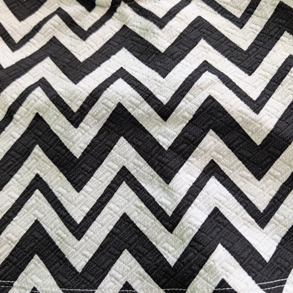 Chevron Patterned Crop Top - Picture 4 of 4